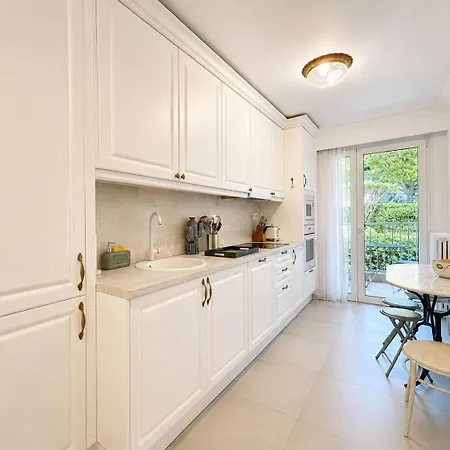 Lucia - Sea View- Pool- Walking Distance شقة